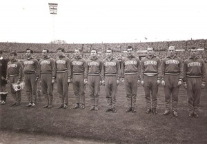 Österreich schlug die Schweiz im Wiener Praterstadion, damals noch bestehend aus zwei Rängen, mit 4 : 0. So geschehen am 14. April 1957. Im Bild von links: Gerhard Hanappi, Kurt Schmied, Walter Haummer, Hans Buzek https://www.oepb.at/allerlei/hans-buzek-oefb-teambaby-80-jahre-jung.html, Robert Dienst, Leopold Barschandt, Karl Koller, Otto Walzhofer, Herbert Grohs, Karl Stotz und Franz Swoboda. Foto: © oepb