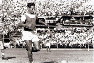Der typische "Ernst Melchior"! Mit Kraft, voller Wucht und den Ball nie aus den Augen lassend hinein ins Heiligtum des Gegners. Der 1. FC Kaiserslautern konnte 1953 in Lied davon singen. Foto: © oepb