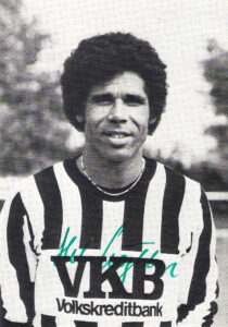 Aus der Bundesliga-Geschichte: Eine ganz große Fußballer-Karriere in der Österreichischen Nachkriegsgeschichte ging sang- und klanglos am Samstag, 13. Juni 1981 um 16:42 Uhr zu Ende. Der damals 35-jährige Helmut Köglberger https://www.oepb.at/allerlei/helmut-koeglberger-erinnerungen-an-eine-braune-perle.html wurde von LASK-Trainer Adolf Blutsch anhand der Bundesligabegegnung gegen den SK Sturm Graz (2 : 2 der Endstand im Linzer Stadion) verletzungsbedingt in der 42. Spielminute durch Harald Ellerböck ersetzt und vorbei war eine 17-jährige Fußballer-Laufbahn. Das Bemerkenswerte an Köglberger: Er war im Oberhaus für lediglich zwei Vereine aktiv, nämlich den LASK und den FK Austria Wien. Bei beiden Vereinen war er bis zuletzt gern gesehenes Mitglied im Legendenklub und auch um zahlreiche Anekdoten war die „Braune Perle“ nie verlegen. Helmut Köglberger schaffte es als erster „Farbiger“ in die Österreichische Nationalmannschaft und war dort auch der Kapitän gewesen. 28 A-Länderspiele mit 6 Toren, sowie 425 Bundesliga-Partien, 253 für den LASK mit 115 Toren und deren 172 für die Austria mit 96 Volltreffern, demnach 211 Tore - so seine Bilanz. 1969 und 1975 gewann Helmut Köglberger – im Bild während seiner letzten Oberhaus-Saison 1980/81 im LASK-Trikot - die Torjägerkanone. Quelle und Foto: © oepb