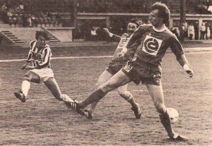 Aus der Bundesliga-Geschichte: Im Frühjahr 1982 bog die 10er Liga der Österreichischen Fußball-Bundesliga in ihre Zielgerade ein. Acht Saisonen lang (von 1974/75 bis 1981/82) sollte sie den Grundstock dafür bilden, dass der Österreichische Fußball wieder salonfähig und damit auch erfolgreich werden würde. Nun, die Nationalmannschaft qualifizierte sich für zwei Fußball-Weltmeisterschaften en suite – 1978 in Argentinien und 1982 in Spanien – und der FK Austria Wien nahm als erster österreichischer Vertreter an einem Europapokal-Finale (1978) teil. Auch die Zuschauer honorierten das System der 36 Spieltage und selbst die Stadt-Derbys in Wien, Linz oder Graz, die viermal pro Saison gespielt wurden, erfreuten sich guter Besucher-Kulissen. Der SK RAPID Wien hingegen verbuchte eine lange Durststrecke. 14 Jahre lang waren die Hütteldorfer nicht mehr Fußballmeister gewesen. Zum Ende der letzten 10er Liga-Saison, am 25. Mai 1982,¬ war es dann aus grün-weißer Sicht allerdings soweit. RAPID konnte nach 1967/68 wieder einmal den Titel gewinnen und damit die Vormachtstellung der Wiener Austria, die ihrerseits wiederum zuvor viermal in Serie (!!!) Meister wurden, durchbrechen. Am Freitag, 23 April 1982 sah es im Linzer Stadion allerdings noch ganz und gar nicht danach aus. Ein laues Frühlings-Abend Kickerl der Gäste aus Wien gegen den LASK endete trostlos mit einem 0 : 0. Apropos LASK: Die Linzer beendeten die letzte Saison der 10er Liga an 10. und letzter Stelle, stiegen aus dem Oberhaus jedoch nicht ab, weil die Liga reformiert und auf 16 Vereine aufgestockt wurde. Aus LASK gegen SK RAPID Wien, 0 : 0, vom 23. April 1982, Linzer Stadion, 6.500 Zuschauer. Im Bild von links: Wolfgang Nagl https://www.oepb.at/allerlei/kurt-wolfgang-nagl-admiraner-im-lask-dress.html (LASK) flankt zwischen den Beinen der RAPIDler Antonin Panenka und Reinhard Kienast hindurch zur Mitte. Quelle und Foto: © oepb
