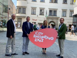 Im Bild von rechts: Vizebürgermeister Mag. Bernhard Baier, Tourismusreferentin Stadträtin Doris Lang-Mayerhofer, Matthias Wied-Baumgartner (Obmann Linzer City Ring) und Mag. Klaus Schobesberger (Bezirksstellenobmann, WKO Linz-Stadt) setzen sich für die gezielte Belebung der Linzer Innenstadt ein. Unter anderem sollen Veranstaltungen den Besuch der City noch attraktiver machen. Foto: © API / Stadt Linz