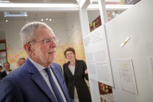 Überzeugte sich als Erster von der runderneuerte Ausstellung im HdGÖ: Bundespräsident Alexander Van der Bellen. Foto: © HBF / Peter Lechner
