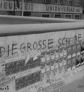 Das Symbol für die 28 Jahre lang geteilte Stadt Berlin war die Berliner Mauer. Hier ein Blick aus West nach Ost im Jahre 1982. Um den West-Berlinern ein Fußball-Großereignis schenken zu können, entschied sich der DFB 1985 dafür, die Pokal-Endspiele dauerhaft in Berlin auszutragen. Foto: © oepb