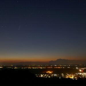 C/2020 F3 „NEOWISE“ in der Abenddämmerung über Königstetten nahe bei Wien. Aufnahme vom 20. Juli 2020 gegen 22 Uhr. Foto: © C. Goldmann, NHM Wien