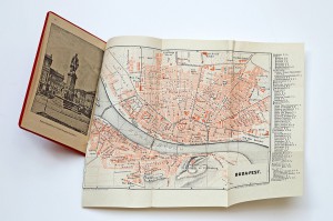 Kaiserin Elisabeths Reisehandbücher: Einer der 22 Reiseführer zu Städten der Österreichisch-Ungarischen Monarchie, Verlag Leo Woerl, 1884–1887. Foto: © Österreichische Nationalbibliothek