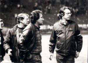 Der stets besonnene Adolf "Dolfi" Blutsch (Bildmitte, mit zwei LASK-Ordnern) geriet nur selten in Rage. Wenn aber doch, dann heftig. So geschehen am 12. Oktober 1984. Sein FavAC wurde just beim Gastspiel in Linz gegen den LASK benachteiligt und Blutsch teilte diese Ungerechtigkeit Schiedsrichter Gerald Losert lautstark mit. Kurz darauf fand sich Blutsch auf der Tribüne wieder. Aus LASK gg. FavAC, 3 : 0 (Pausenstand 2 : 0), Linzer Stadion, 2.300 Zuschauer. Foto: © oepb