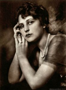 Dagmar Dagny Servaes (* 1894, † 1961) war in den Jahren 1926 bis 1937 die Buhlschaft im Jedermann bei den Salzburger Festspielen. Foto: Alexander Binder