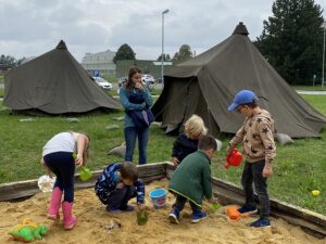 Die Kinder spielen am Kasernengelände im Sandkasten, werden dabei von Anja Geier betreut und auch die großen Bundesheer-Mannschaftszelte bieten Abwechslung und Spaß beim Spiel. Foto: © BMLV / MildKdo OÖ
