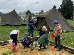 Die Kinder spielen am Kasernengelände im Sandkasten, werden dabei von Anja Geier betreut und auch die großen  Bundesheer-Mannschaftszelte bieten Abwechslung und Spaß beim Spiel. Foto: © BMLV / MildKdo OÖ