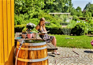 Mit GARDENA Pumpen wird das kostbare natürliche Regenwasser aus Regentonnen, Brunnen oder Zisternen direkt zur Bewässerung mit Regnern, Brausen oder mit einem wassersparenden Tropfsystem befördert. Foto: © GARDENA