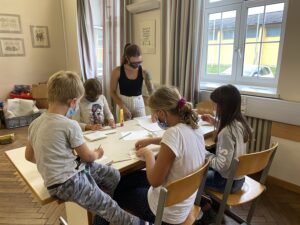 Wenn das Wetter weniger zum draußen herumtollen einlädt, kümmert sich Julia Kellermayr mit ihrer Bastel- und Mal-Gruppe um die Kleinen. Foto: © BMLV / MilKdo OÖ