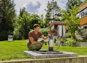 Mit GARDENA Pumpen wird das kostbare natürliche Regenwasser aus Regentonnen, Brunnen oder Zisternen direkt zur Bewässerung mit Regnern, Brausen oder mit einem wassersparenden Tropfsystem befördert. Foto: © GARDENA