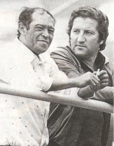 Carlos Lima, alias Chico (links im Bild) war im Jahre 1962 ein schussgewaltiger Vollblutstürmer aus Brasilien, der mit dem LASK 1964/65 das Double holte. Nach dem Ende seiner Laufbahn blieb Chico in Österreich und wurde ein Sozialfall, der aufgrund von Alkoholproblemen immer mehr abstürzte. Adolf “Dolfi” Blutsch organisierte oftmals Benefizspiele und ging quasi mit dem Hute in der Hand für seinen Kollegen von einst herum. Die Erlöse daraus wurden Zug um Zug an Chico ausbezahlt. 1994 verstarb Carlo Lima völlig verarmt in Linz. Foto: © oepb
