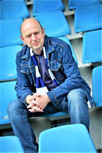 Frank Goosen, von Kopf bis Fuß auf VfL Bochum eingestellt, auf der Tribüne des Ruhrstadions. Foto: Volker Wiciok