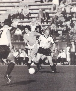 Teamprobespiel auf der Hohen Warte: Österreich trennt sich von Feynoord Rotterdam mit einem 1 : 1 (0 : 0). So passiert am 15. April 1981. Zellhofer (am Ball) trug eine Halbzeit lang das Nationaltrikot. Links im Bild Hans Krankl. Foto: © oepb
