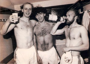 Bescheidener Jubel mit Mineralwasser in der VÖEST-Kabine nach einem Derbysieg. Im Bild von links: Georg Zellhofer (Torschütze zum 1 : 0), Manfred Schill und Siegfried Bauer. Aus SK VÖEST Linz gg. LASK, 2 : 0 (2 : 0) vom 8. April 1983. Foto: © oepb