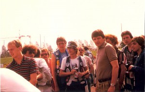 Eine Woche später war Zellhofer bereits bei der Kampfmannschaft dabei, die im Rahmen des Intertoto-Bewerbes in die Schweiz reiste. Im Bild von links: Georg Zellhofer, Max Hagmayr, dazwischen Mitglieder des SK VÖEST-Fanklubs “Blue Army 1977”, sowie SK VÖEST-Urgestein Ferdinand Milanovich (graues Polo). Aus Young Boys Bern gg. SK VÖEST Linz, 0 : 1 (0 : 0) vom 26. Juli 1980. Foto: © oepb