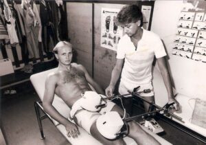 Verletzungen stoppten immer wieder die Karriere des Georg Zellhofer. Hier machte ihm ein Muskelabriss zu schaffen, erlitten beim Saisonauftakt am 22. Juli 1986 gegen den SC Eisenstadt in der 4. Spielminute. SK VÖEST-Masseur Otto Reingruber kümmerte sich aufopferungsvoll um seinen Schützling. Zellhofer ließ es sich nicht nehmen, am 1. August 1986 beim Stadtderby gegen den LASK wieder in der Stammformation zu stehen, sehr zur Freude des VÖEST-Anhangs. Foto: © oepb