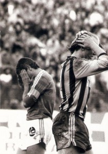 Welcher Schädel ist härter? Eindeutig der vom "Schurl". Hans Krankl trug nach diesem Zusammenprall einen Jochbeinbruch davon. Aus SK VÖEST Linz gg. SK RAPID Wien, 2 : 2 (1 : 1) am 24. November 1984 vor 6.000 Zuschauern im Linzer Stadion. Hans Krankl (RAPID, links) und Georg Zellhofer (VÖEST). Foto: © oepb