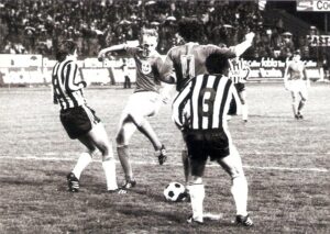 Das Debüt im Oberhaus ging verloren, nicht aber seine Liebe für den SK VÖEST Linz. In Summe trug Georg Zellhofer über 300mal den Dress der Linzer Werkssportler. Im Bild von links: Heinz Singerl (LASK), Georg Zellhofer und Max Hagmayr (Nr. 11, beide SK VÖEST), sowie Gert Trafella (Nr. 3, LASK). Aus LASK gg. SK VÖEST Linz, 2 : 0 (1 : 0) vom Mittwoch, 29. Oktober 1980 vor 11.500 Zuschauern im Linzer Stadion. Foto: © oepb