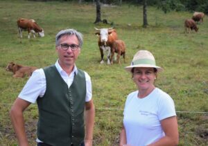 Bauernbund-Präsident Abg. z. NR DI Georg Strasser und Abg. z. NR Bettina Zopf auf den Almen in Oberösterreich. Foto: © Bauernbund