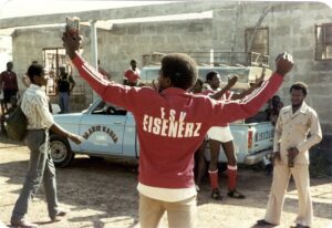 Spieler und Fans des lokalen Fußballklubs von Lunsar, Sierra Leone, 1983, Foto: Ivo Gölz - HdGÖ