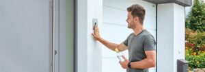 Mit einem ekey-Fingerprint können Haustüren, Alarmanlagen, Garagentore und Gartentüren individuell angesteuert werden. Foto: © ekey