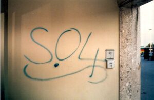 “S.04”-Schriftzüge prägten in den Jahren 1986 bis 1988 das Linzer Stadtbild, hier am Eingang zur Ehrentribüne des Linzer Stadions. Foto: © oepb, 1987