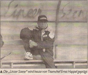 Faksimile: Ernst Happel nahm, sichtlich ungerührt, am 2. September 1992 auf der von der “Linzer Szene” verschönerten Trainerbank im Linzer Stadion unmittelbar vor dem Länderspiel Österreich vs. Portugal (1 : 1) Platz. Sammlung: oepb