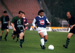 Der mexikanische Weltstar Hugo Sanchez (blau-weiße Dress) 1995/96 für acht Monate zu Gast in Österreich beim FC Linz. Foto: © oepb