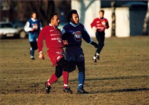 Testspiel des FC Linz gegen die SV Ried in der Winterpause 1995/96 am SK VÖEST-Werkssportplatz. Im Bild von links: Marinko Ivsic (Ried) gegen Hugo Sanchez. Foto: © oepb