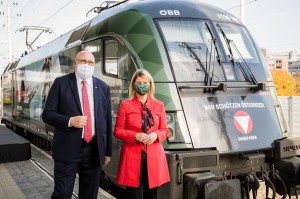 Verteidigungsministerin Klaudia Tanner und die ÖBB in Person von CEO Andreas Matthä haben heute eine Lok im neuen Bundesheer-Design eingeweiht und auf ihre erste Fahrt geschickt. Foto: © ÖBB / Peter Berger