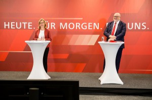 Klimaschutzministerin Leonore Gewessler und ÖBB CEO Andreas Matthä präsentierten den neuen Rahmenplan 2021-2026. Foto: © ÖBB 