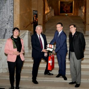 Übergabe des Twannberg Meteoriten an das NHM Wien. Von links: Generaldirektorin des NHM Wien Dr. Katrin Vohland, Ständeratspräsident der Schweiz Hans Stöckli, Kurator des NHM Wien Dr. Ludovic Ferrière, OSZE-Botschafter der Schweiz Wolfgang Amadeus Brülhart. Foto: © NHM Wien / A. Schumacher 