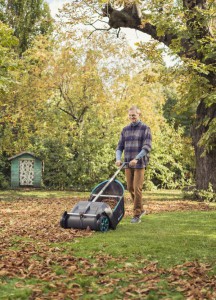 Ganz einfaches Laubsammeln ohne Motor – mit dem Gardena Laubsammler. Foto: © GARDENA