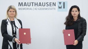 Verteidigungsministerin Klaudia Tanner (links) und Barbara Glück, Direktorin des Mauthausen- Memorial mit den Urkunden. Foto: © BMLV / Pusch  