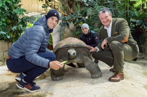 Dominic Thiem gemeinsam mit Bruder Moritz und Tiergartendirektor Stephan Hering-Hagenbeck mit der Riesenschildkröte Schurli. Foto: © Daniel Zupanc