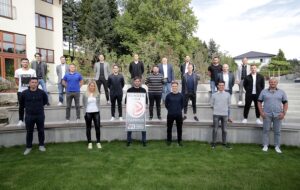 Vorne v.l.: Radovan Vujanovic, Teresa Hobiger-Trattner, Thomas Gebauer, Patrick Paier, Lukas Knauer, Thomas Kerle. Mitte: Fabio Feldkircher, Daniel Wimmer, Dino Buric, Stefan Krainz, Florian Sittsam, Philipp Ertl, Michael Tuerl. Hinten: Mathias Slezak (Bundesliga), Maximilian Kubesch, Thomas Drabek, Manuel Takacs, Reinhard Schlager, Nikolas Karner, Steffen Hofmann, Christoph Oberlehner (Internationales Fußball-Institut). Nicht am Foto: Jochen Fallmann). Foto: © GEPA Pictures
