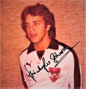 Aus der Bundesliga-Geschichte: Gerhard „Copa“ Steinkogler, erfolgreicher und torhungriger Grazer in den Stürmer-Reihen des FK Austria Wien und in der Saison 1982/83 zum „Mister Europacup“ https://www.oepb.at/allerlei/austria-wien-schlagt-fc-barcelona.html aufgestiegen, wurde nach 1983/84 (1 Jahr Leihe beim FC Wacker Innsbruck) von „seinen“ Wiener Violetten abermals abgegeben. Diesmal allerdings endgültig und das zum First VIENNA FC. So geschehen in der 43. Kalenderwoche 1986. Steinkogler, damals 27-jährig, nahm es mit Humor und meinte nur, dass er nun bei der Vienna wohl auf mehr Bundesliga-Spiele kommen werde, als zuvor bei der Austria, da er dort ohnehin nurmehr auf der Bank oder der Tribüne Platz genommen hatte. Die Premiere „Torkoglers“ auf der Hohen Warte verlief erfolgsversprechend. Am Freitag, dem 24. Oktober 1986 gastierte mit dem SK VÖEST Linz und seinem aufstrebenden Jung-Star Jürgen Werner I ein wahrer Prüfstein bei den Döblingern. Die Linzer Werkssportler gingen nach 5 Minuten durch Günter Stöffelbauer auch in Führung. Doch Gerd Steinkogler tat das, wofür er verpflichtet wurde, er erzielte Tore. Sein sehenswerter Schuss zum 1 : 1 bedeute in der 38. Minute den Ausgleich. Kurioses dann in Hälfte Zwei. Peter Webora, Urgestein der Vienna, traf in der 65. und in der 70. Minute jeweils aus einem Freistoß. Der junge Linzer Keeper Max Eisenköck https://www.oepb.at/allerlei/zum-gedenken-an-max-eisenkoeck.html sah dabei nicht besonders gut aus. Die Vienna gewann vor 1.400 Zuschauern mit 3 : 1, dennoch reichte dieser Erfolg in Summe nicht aus, um sich im Frühjahr 1987 für das „Obere-Play-Off“ zu qualifizieren. Dies gelang jedoch die Jahre darauf beinahe mühelos und Gerhard Steinkogler zog mit dem österreichischen Traditionsverein Vienna zweimal in Serie in den UEFA-Cup ein und schied ebenso zweimal in Serie dort erst in der 2. Runde wieder aus. Der Steirer Steinkogler hinterließ somit nicht nur bei der Austria, sondern auch bei der Vienna bleibende Eindrücke und schöne Erinnerungen an sehenswerte Tore. Hier im Bild am 26. September 1979 aus Anlass seines ÖFB-Team-Debüts. Steinkogler gelang beim 122. Länderkampf gegen die Ungarn in Wien beim 3 : 1-Erfolg das dritte Tor. Quelle und Foto: © oepb