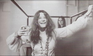 Janis Joplin, die natürlich auch 1969 beim allerersten Open-Air-Festival der Welt, in Woodstock https://www.oepb.at/allerlei/15-bis-18-august-1969-50-jahre-woodstock.html auftrat, war eine kleine Frau mit einer großartigen Stimme. Ihr Blues, der genau genommen nur Schwarzen Künstlern zugezählt wurde, war in der damaligen Zeit für eine Weiße Interpretin schier unmöglich. Foto: GoodTimes