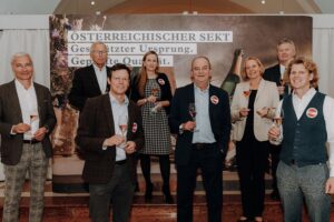  Die Fangemeinde für den österreichischen Sekt wächst (v.l.): Rainer Pariasek, ORF Fussball-Moderator; Dr. Ferdinand Maier, Sektbotschafter und ehem. Obmann des Kuratoriums Kulinarisches Erbe Österreich; Mag. Benedikt Zacherl, Österreichisches Sektkomitee; Maria Großbauer, Sektbotschafterin und Abg. z. NR; Herbert Prohaska, Fußballlegende und neuer Sektbotschafter; Dr. Petra Stolba, Setkbotschafterin und GF Österreich Werbung; Chris Yorke, GF Österreich Wein Marketing; Michael Malat, Winzer und Sekthersteller. Foto: © Österreichisches Sektkomitee / Christine Miess 