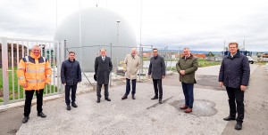 Gruppenfoto v.l.:  Rudolf-Udo Wiesmüller (Leiter Abfallwirtschaft Wiener Neustadt), Peter Eckhart (Geschäftsführer WNSKS GmbH), Klaus Pöttinger, Bürgermeister Klaus Schneeberger, Bauernbund-Präsident Georg Strasser, Stadtrat Franz Dinhobl und Thomas Pils (Geschäftsführer WNSKS GmbH).  Foto: © Stadt Wiener Neustadt / Wella 