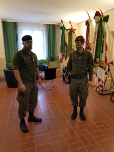 Der Kommandant des Vorkommandos, Hauptmann Andreas L. (rechts) meldet sich bei Militärkommandant Brigadier Dieter Muhr. Foto: © BMLV / Oberst  Gerhard Oberreiter
