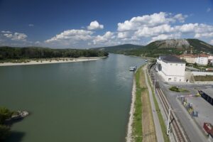  … setzen sich die ÖBB gemeinsam mit dem Nationalpark Donau-Auen für den Vogelschutz … Flugaufnahme Hainburg-Foto: © Kovacs