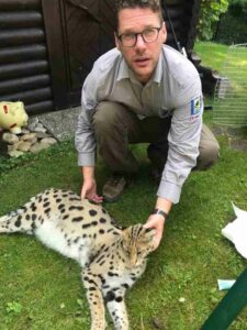  Tierarzt Folko Balfanz mit Leopard. Foto: ©  Folko Balfanz 