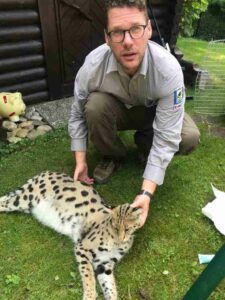 Tierarzt Folko Balfanz mit Leopard. Foto: © Folko Balfanz