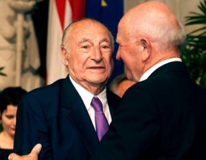 Sein letzter Aufritt in der Öffentlichkeit. Josef „Pepi“ Argauer im Juni 2001 im Festsal des Wiener Rathauses anlässlich der Feierlichkeiten „90 Jahre FAK“. Rechts im Bild Karl Stotz https://www.oepb.at/allerlei/zum-90-geburtstag-sir-karl-stotz.html. Foto: Fritz Duras