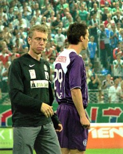 Aus der Bundesliga-Geschichte: Die Wiener Derby-Bilanz von Peter Stöger (links im Bild mit FAK-Stürmer Roland Linz) in seiner Eigenschaft als violetter Feldherr ist mit bisher insgesamt 7 Siegen, 2 Unentschieden bei 2 Niederlagen überaus gut. Darüber hinaus ist auch seine Auswärtsbilanz, wenn Favoriten in Hütteldorf antrat, mit 4 Erfolgen und jeweils einem Unentschieden und einer Niederlage durchwegs positiv anzusehen. RAPID scheint dem Erz-Violetten zu liegen, der in seiner Laufbahn selbst von 1995 bis zum Winter 1997/98 den grün-weißen Dress trug. Ganz anders lautet hier die Bilanz: nämlich 6 Siege, 2 Remis und 2 Niederlagen, aus Sicht des RAPID-Spielers Peter Stöger gegen seine Wiener Austria. Quelle und Foto: © oepb 