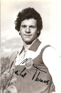 Aus der Bundesliga-Geschichte: Thomas „Tommy“ Pfeiler (hier im Frühling 1978) entstammte dem schier unerschöpflichen Nachwuchs-Reservoir beim FK Austria Wien. Mit dem Fußballspiel begann er freilich zuerst im Käfig. Vom Park in der Knöllgasse zu Wien-Favoriten war es für den glühenden Veilchen-Anhänger sehr bald klar, den Sprung in den Prater zur Wiener Austria zu wagen, wenngleich der Herr Papa dagegen war. Für ihn wäre es besser gewesen, wenn sich der Filius zuerst einem kleineren Verein in Favoriten angeschlossen hätte. Der Sohn setzte jedoch seinen Kopf und Willen durch und trat mit 23. September 1972 dem FK Austria Wien bei. Dort durchlief der junge Pfeiler nicht nur in Windeseile die diversen Nachwuchs-Mannschaften und setzte sich dabei spielerisch durch, auch bei den Lauftests auf der Tartanbahn im großen Praterstadion zählte er zu den Schnellsten. Friedrich Fellner, Absolvent des Lizenz-Trainer-Lehrganges auf der Sporthochschule in Köln und in den späten 1970er Jahren Trainer der Unter 21-Mannschaft des FAK, führte zahlreiche Eigenbauspieler sukzessive an den Kampfmannschaftskader heran. Darunter auch Tommy Peiler. Dieser offensive Mittelfeldspieler war Schützenkönig bei den violetten Junioren geworden, ehe er bereits mit 17 Jahren in der Saison 1977/78 in der Unter 21-Elf der Austria seine stete Berücksichtigung fand. Und sein Weg führte ihn weiter steil nach oben. Das Debüt in der Ersten der Austria und somit auch der Österreichischen Fußball-Bundesliga feierte Thomas Pfeiler am 16. September 1978 anhand eines 3 : 0-Auswärtssieges beim SK Sturm Graz in Liebenau. Die Kritik damals wusste zu berichten, dass der erst 17-jährige UEFA-Teamspieler Pfeiler seine Sache sehr gut machte und beispielsweise nach 15 Minuten ÖFB-Teamspieler Walter Schachner eine herrliche Flanke servierte, die dieser wiederum stümperhaft vergab. Von nun an pendelte Pfeiler zwischen Unter 21-Team und Kampfmannschaft. Gegen Ende der Saison 1978/79 wurde er vermehrt eingesetzt und erzielte im Finish der Meisterschaft noch 4 spielentscheidende Tore. Pfeiler gewann mit der Austria 1979, 1980 und 1981 die Meisterschaft, sowie 1980 den Cup. Auch in der Wiener Stadthalle zählte er zu den Tor-Garanten in Reihen des damaligen Seriensiegers FK Austria Wien. Das Problem des jungen Stürmers war, dass die Austria zwei bulgarische Stürmer namens Petko Petkov (im Winter 1980/81), sowie Tschavdar Zvetkov (Sommer 1981) verpflichtete. Seine Leistungen, die 1980/81 mit 13 Saisontoren ihren Höhepunkt erreicht hatten, gerieten ins Wanken und Trainer Erich Hof setzte ihn vermehrt nurmehr als Wechselspieler ein. Selbst die Tatsache, dass Pfeilers Leistungen honoriert und Stürmer-Kollege Walter Schachner teilweise nur in der Unter 21-Mannschaft Berücksichtigung fand, sowie 4 herrliche Volltreffer am 9. Mai 1981 beim 6 : 1-Erfolg gegen den Wiener Sport-Club nützen letzten Endes nichts, die Austria verlieh eines ihrer größten Talente. Und so setzten für ihn Wanderjahre ein, die erst im geheiligten Land Tirol ihr Ende finden sollten. Über den Wiener Sport-Club (Frühjahr 1982), zum 1. Simmeringer SC (Frühjahr 1983), weiter zur Vienna (1983 bis Winter 1984/85), danach zum FC Wacker Innsbruck (Frühjahr 1985). Es folgten SV Spittal/Drau (1985 bis zum Winter 1986/87), SK Vorwärts Steyr (1987), abermals Spittal/Drau (1987/88), der GAK (Frühling 1989) und zuletzt der FC Kufstein (ab Sommer 1989). Von da an hatte der 29-jährige Wiener Thomas Pfeiler genug und schlug seine Zelte dauerhaft in Tirol auf. Nach dem Ende seiner aktiven Laufbahn betreute er noch einige Tiroler Fußballklubs und war als gelernter Schriftsetzer vom Wiener Pressehaus in einer Kufsteiner Fahrschule tätig. Im Oberhaus der Bundesliga kam er auf 116 Meisterschaftsspiele mit 29 Toren. Mit heutigem 5. November 2020 begeht Thomas „Tommy“ Pfeiler seinen 60. Geburtstag, zu dem das oepb die allerbesten Glückwünsche entbietet. Quelle und Foto: © oepb