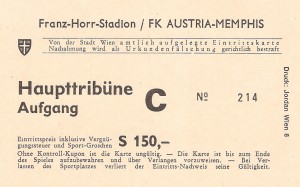 Aus der Bundesliga-Geschichte: Das ursprünglich für Samstag, 26. November 1983, 14 Uhr angesetzte Meisterschaftsspiel zwischen Austria Memphis und Sturm Graz musste am Vormittag des Spieltages abgesagt werden. Das Schiedsrichter-Trio um Referee Franz Latzin erklärte das spiegelglatte und an den WEV-Eislaufplatz erinnernde Spielfeld im Franz Horr-Stadion als unbespielbar. Auch eine Verschiebung um 24 Stunden kam nicht in Frage, da ein etwaiger Warmwettereinbruch große Wasserlachen nach sich gezogen hätte. Die Absage kam dem Kantinen-Ehepaar Hans und Monika Brosch gar nicht recht, hatten diese doch mit einem guten Besuch am Horr-Platz kalkuliert und dementsprechend vorgesorgt. „De ganz´n Wurstsemmeln kann i jetzt olle selba essen.“, so ein grantiger Hansl Brosch. Es half alles nichts und die Partie wurde erst am Mittwoch, 30. November 1983, 19 Uhr nachgeholt. Da es dabei um den Herbstmeistertitel ging, war der gute Besuch von über 7.000 Zuschauern bei einem Austria-Heimspiel absolut löblich. Und - die Austria fegte wie ein Orkan über Sturm hinweg und zerlegte die Grazer in sämtliche Einzelteile. 7 : 1 (Pausenstand 3 : 0) lautete das Resultat am Ende, Sturm hatte an jenem Abend nicht den Funken einer Chance. Dreimal Tibor Nyilasi mit einem lupenreinen Hattrick in der zweiten Spielhälfte, zweimal Toni Polster, sowie Istvan Magyar und Josef Degeorgi waren damals die Torschützen. Gernot Jurtin traf für die Steirer. Die Protagonisten von einst sind nun im Violetten Legendenklub vereint und verfolgen stets und getreu die spielerischen Agenden ihrer “Kinder”. Der tolle Erfolg damals in einem bitterkalten Franz Horr-Stadion bescherte der Austria nicht nur einen ihrer höchsten Siege in der Bundesliga-Historie, er brachte quasi im Vorbeigehen und Drüberstreuen auch den Titel des Herbstmeisters mit sich - ein erster Schritt am Weg zum Titelgewinn 1983/84. Beide Vereine waren damals um diese Zeit auch noch im Europapokal engagiert: die Austria gegen Inter Mailand – nach dem 2 : 1-Erfolg von Wien folgte einige Tage später das 1 : 1 in Mailand, und Sturm gegen Lokomotive Leipzig (2 : 0 in Graz, 0 : 1 im Bruno Plache-Stadion). Und, die Austria wäre wohl nicht die Austria samt ihrem launenhaften Anhang, ohne diese Geschichte: Obwohl der FAK über Inter Mailand hinweg kam, somit im Europapokal überwinterte, obwohl die Austria Herbstmeister war und in ihren Reihen absolute Weltklasseleute wie Herbert Prohaska, Friedl Koncilia und Tibor Nyilasi – um nur einige zu nennen – standen, verirrten sich beim nächsten Heimspiel am 3. Dezember 1983 nur 2.500 Unentwegte nach Wien-Favoriten. Die bekamen jedoch abermals ein Schützenfest serviert, 5 : 0 gegen den SC Neusiedl. Im Bild die Matchkarte vom 30. November 1983. Aus FK Austria Wien gg. SK Sturm Graz, 7 : 1 (3 : 0) im Horr-Stadion vor 7.000 Zuschauern. Quelle und Foto: © oepb